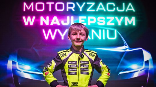 młody pelikan na poznan motor show